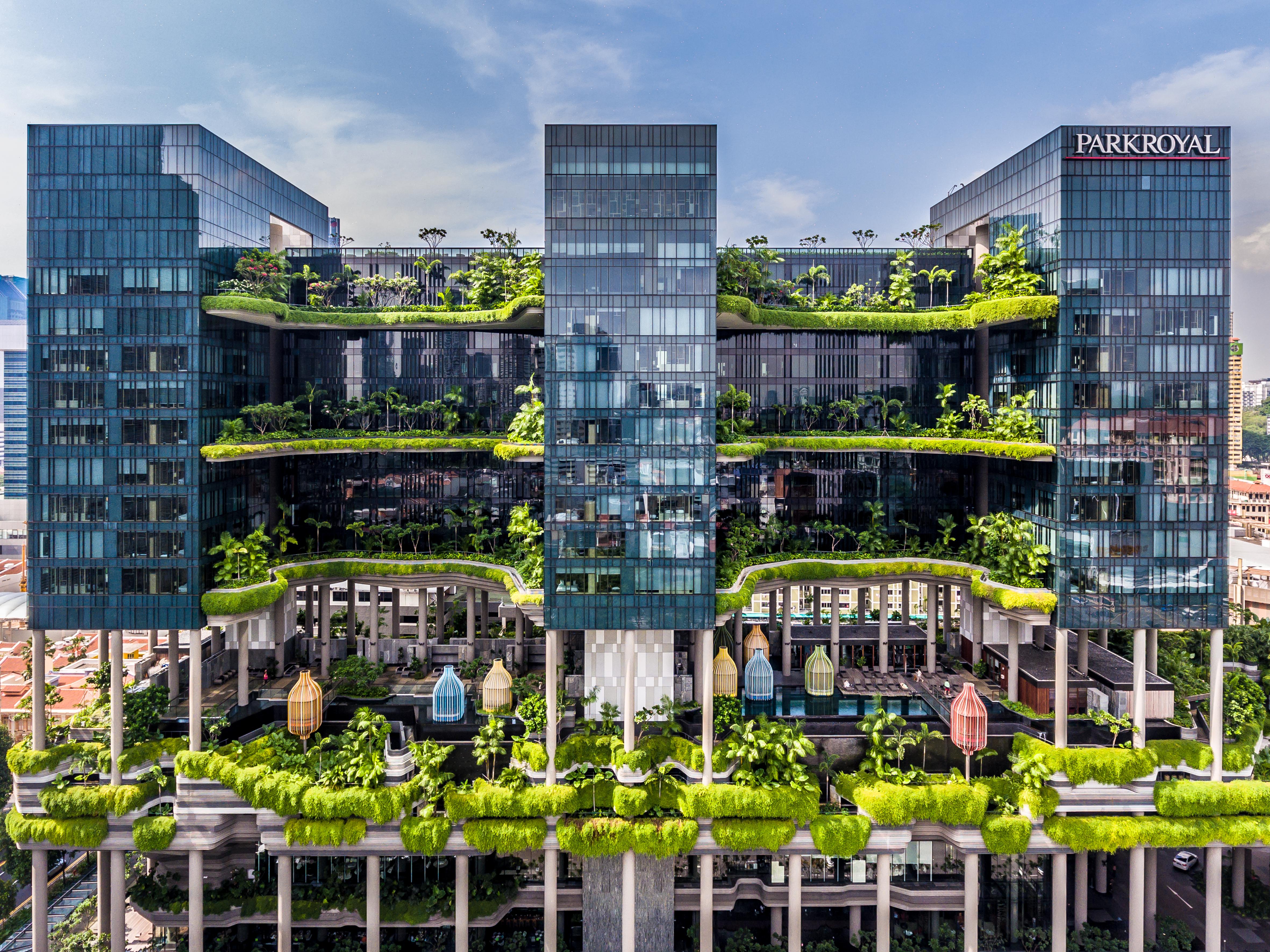 فندق Parkroyal Collection Pickering, سنغافورة المظهر الخارجي الصورة The photo shows the PARKROYAL Collection hotel in Singapore, notable for its distinctive architecture featuring vertical gardens and lush greenery. The building has multiple levels with open terraces adorned with plants, creating a vibrant, eco-frien