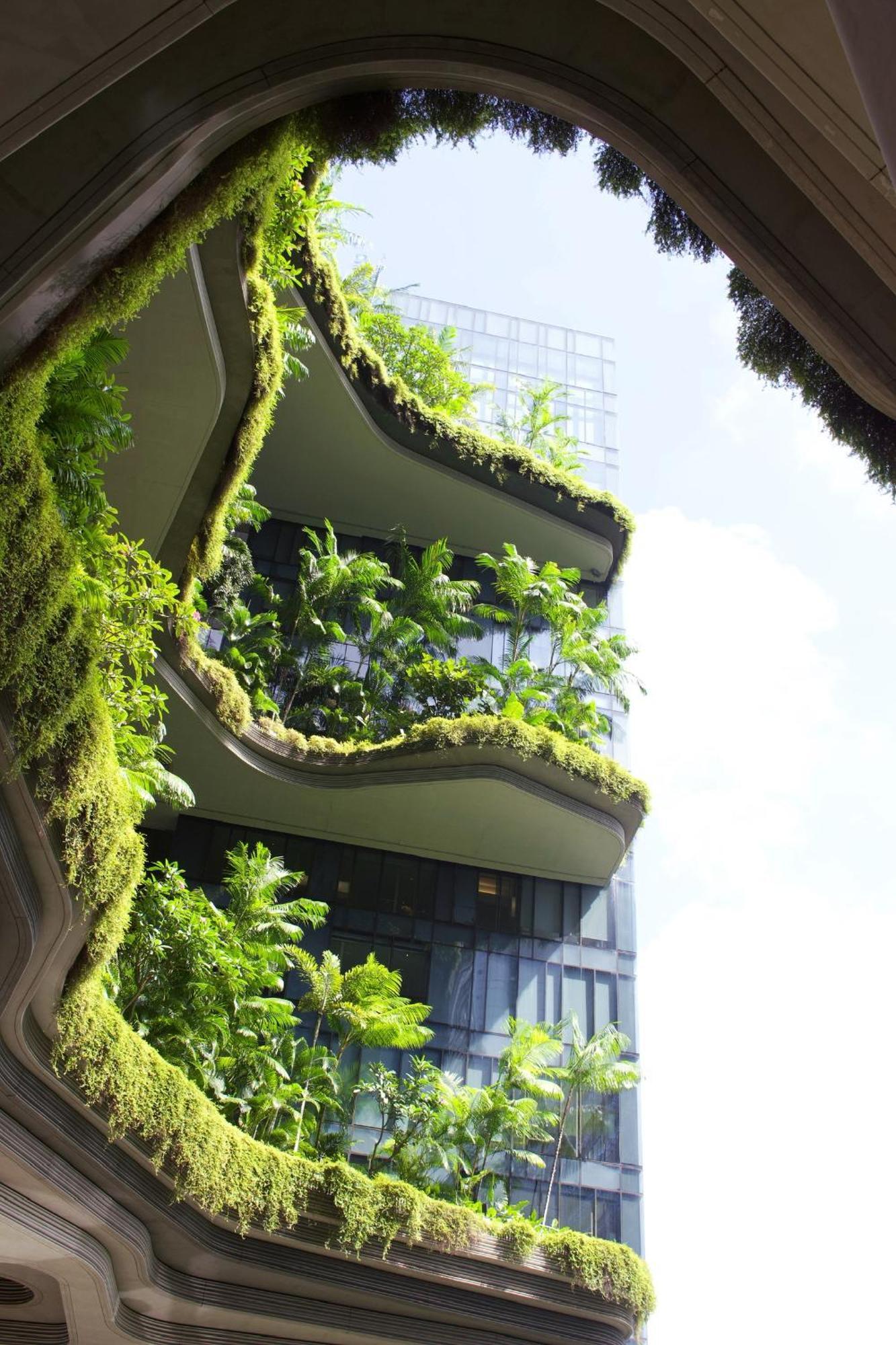 فندق Parkroyal Collection Pickering, سنغافورة المظهر الخارجي الصورة The photo shows a modern building featuring several balconies adorned with lush greenery. The balconies have a wavy design, giving them an organic appearance. Various plants, including tropical foliage, are prominently displayed, creating a striking 